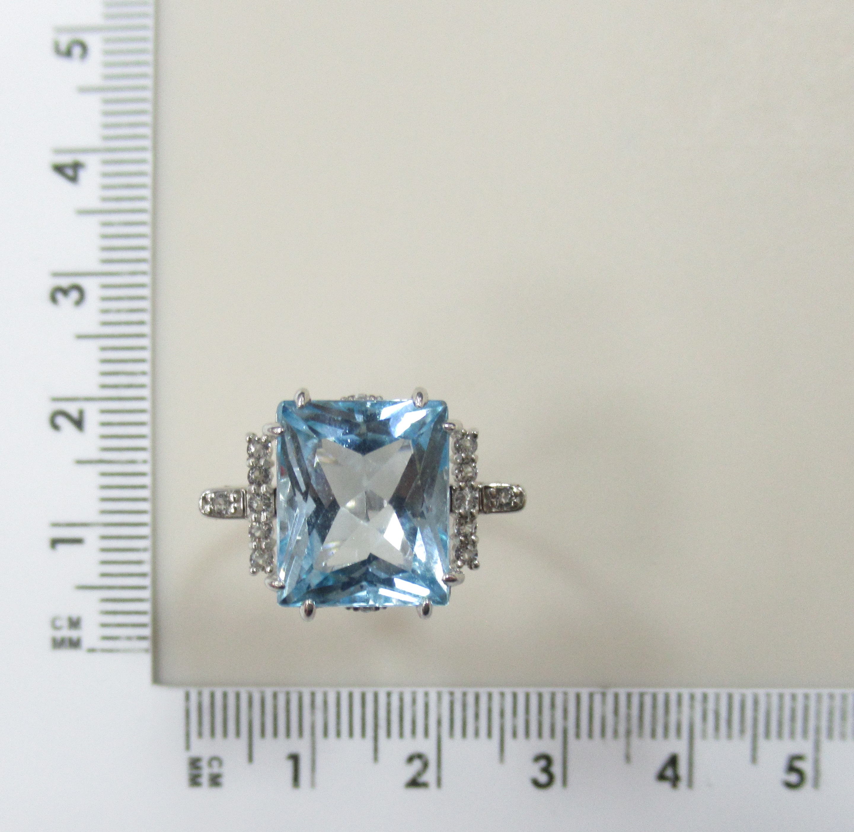 Серебряное кольцо с топазами